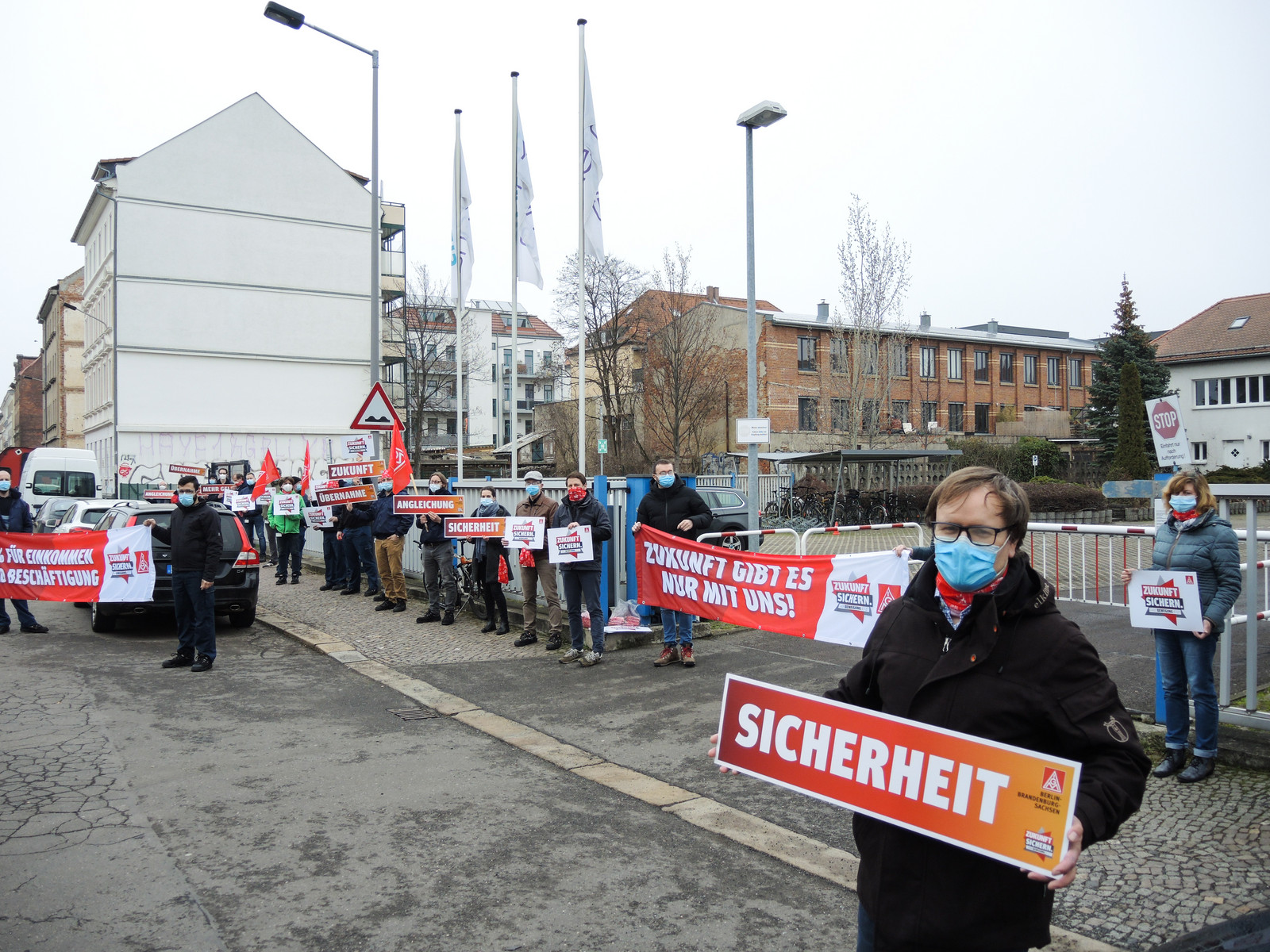 Siemens Pausenaktion zum Ende der Friedenspflicht :: IG Metall Leipzig